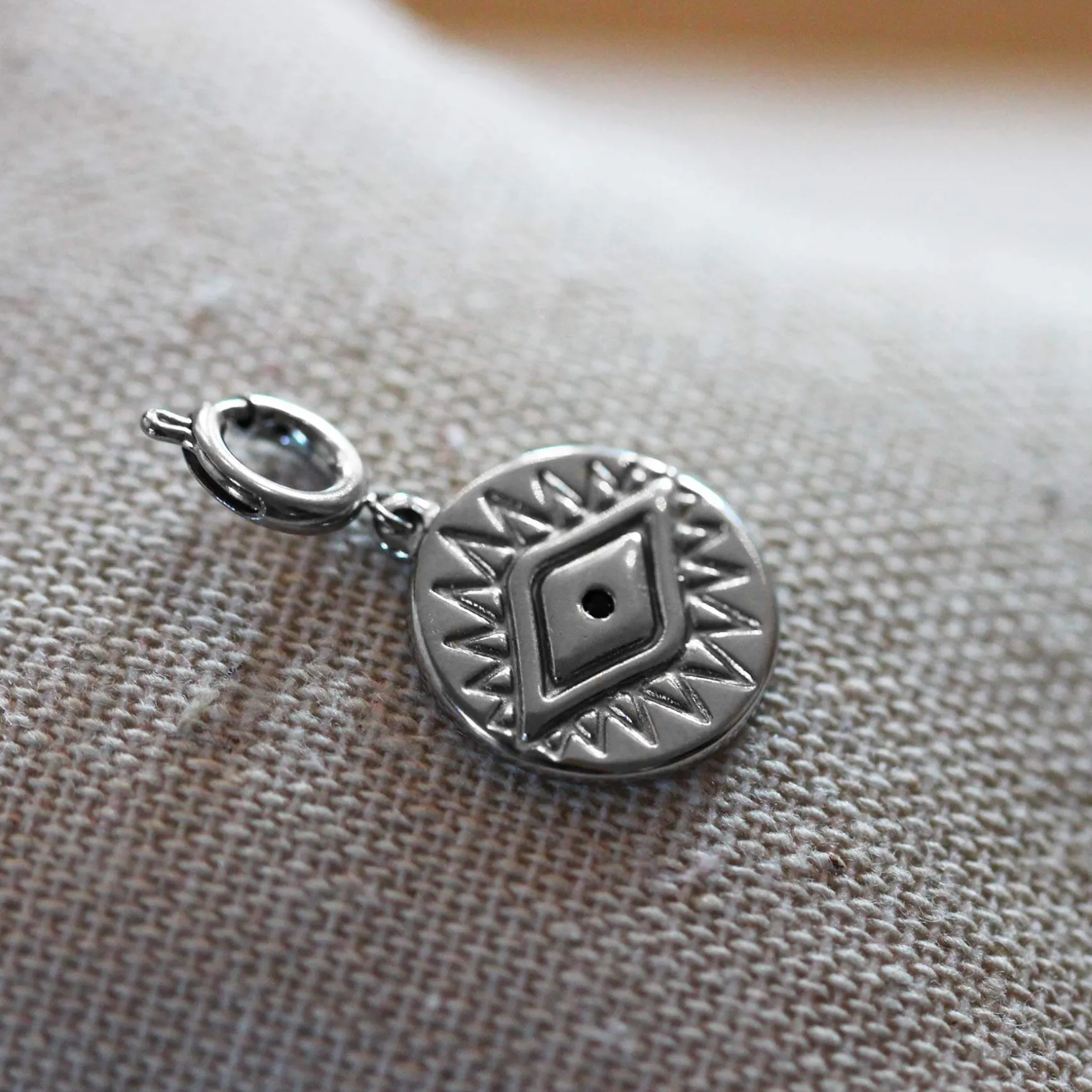 Charm acier oeil