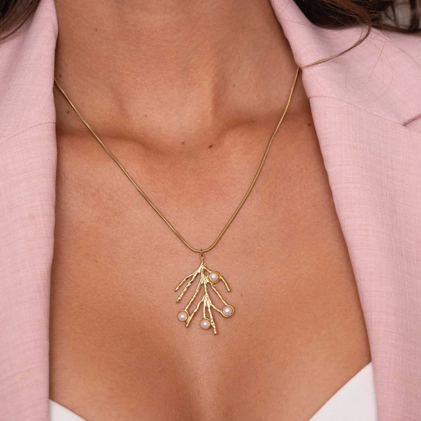 Collier Barbara acier doré or et perles nacre