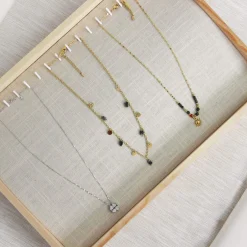 Présentoir lin et bois pour colliers ou bracelets